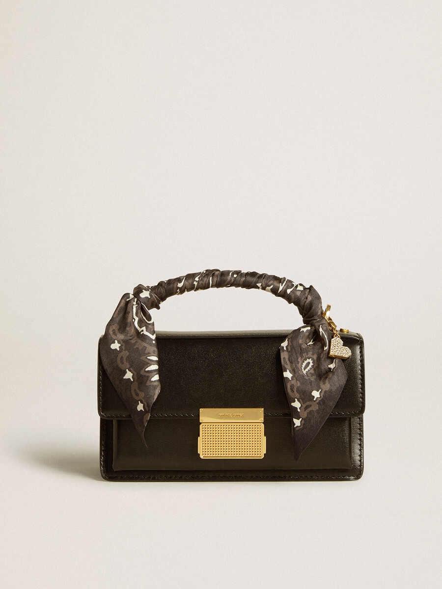bolsa pequena venezia em couro preto texturizado com lenço de seda e pingente.
