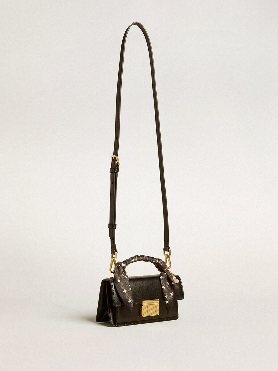 bolsa pequena venezia em couro preto texturizado com lenço de seda e pingente.