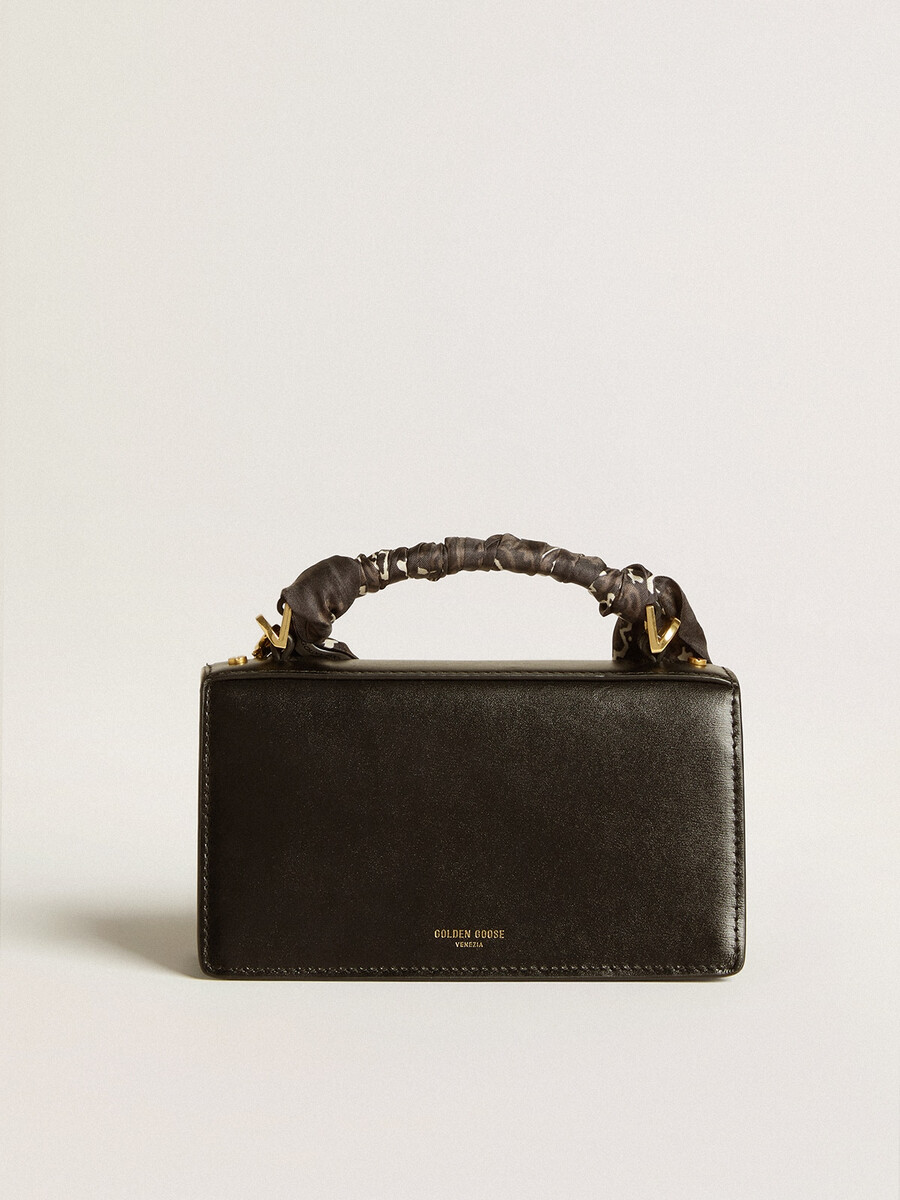 bolsa pequena venezia em couro preto texturizado com lenço de seda e pingente.