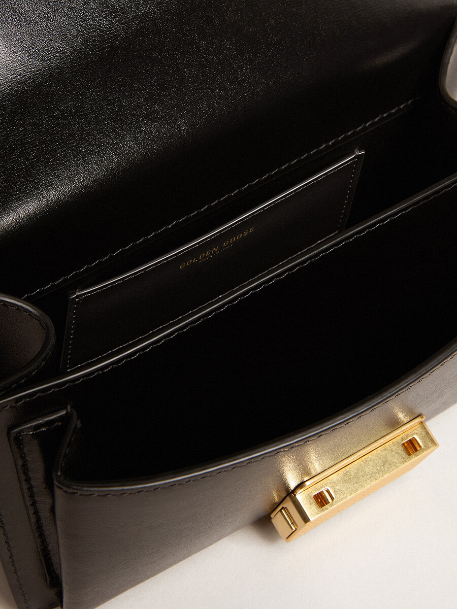 bolsa pequena venezia em couro preto texturizado com lenço de seda e pingente.