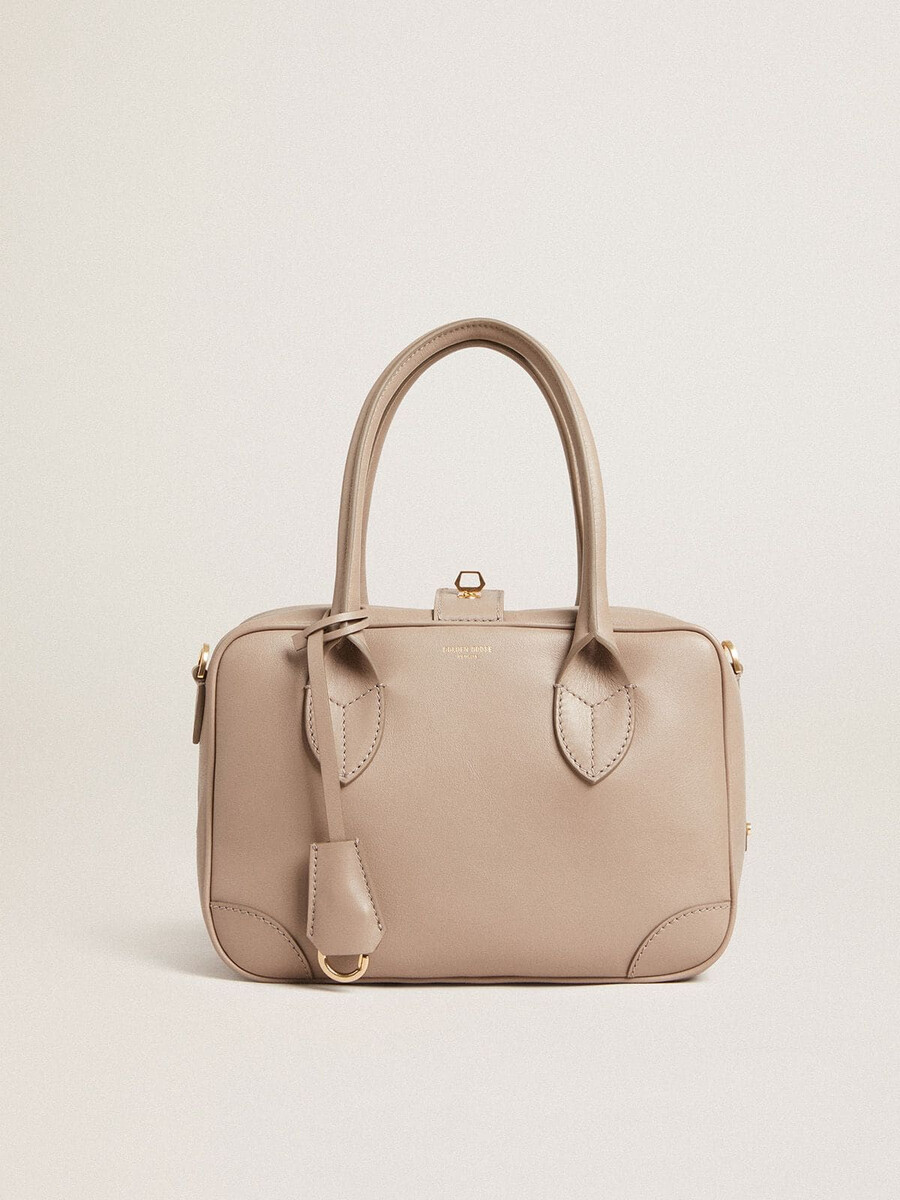 bolsa vita em couro taupe com detalhes dourados.