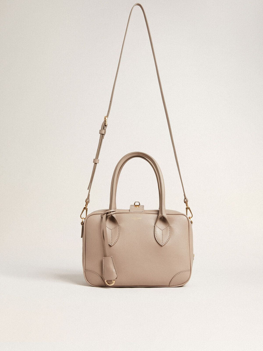 bolsa vita em couro taupe com detalhes dourados.