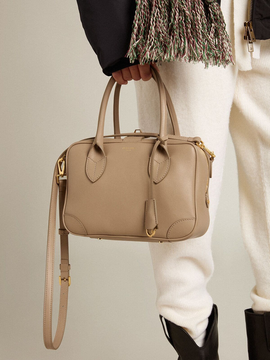 bolsa vita em couro taupe com detalhes dourados.