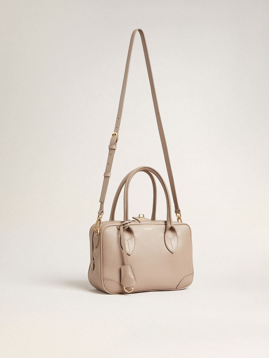 bolsa vita em couro taupe com detalhes dourados.