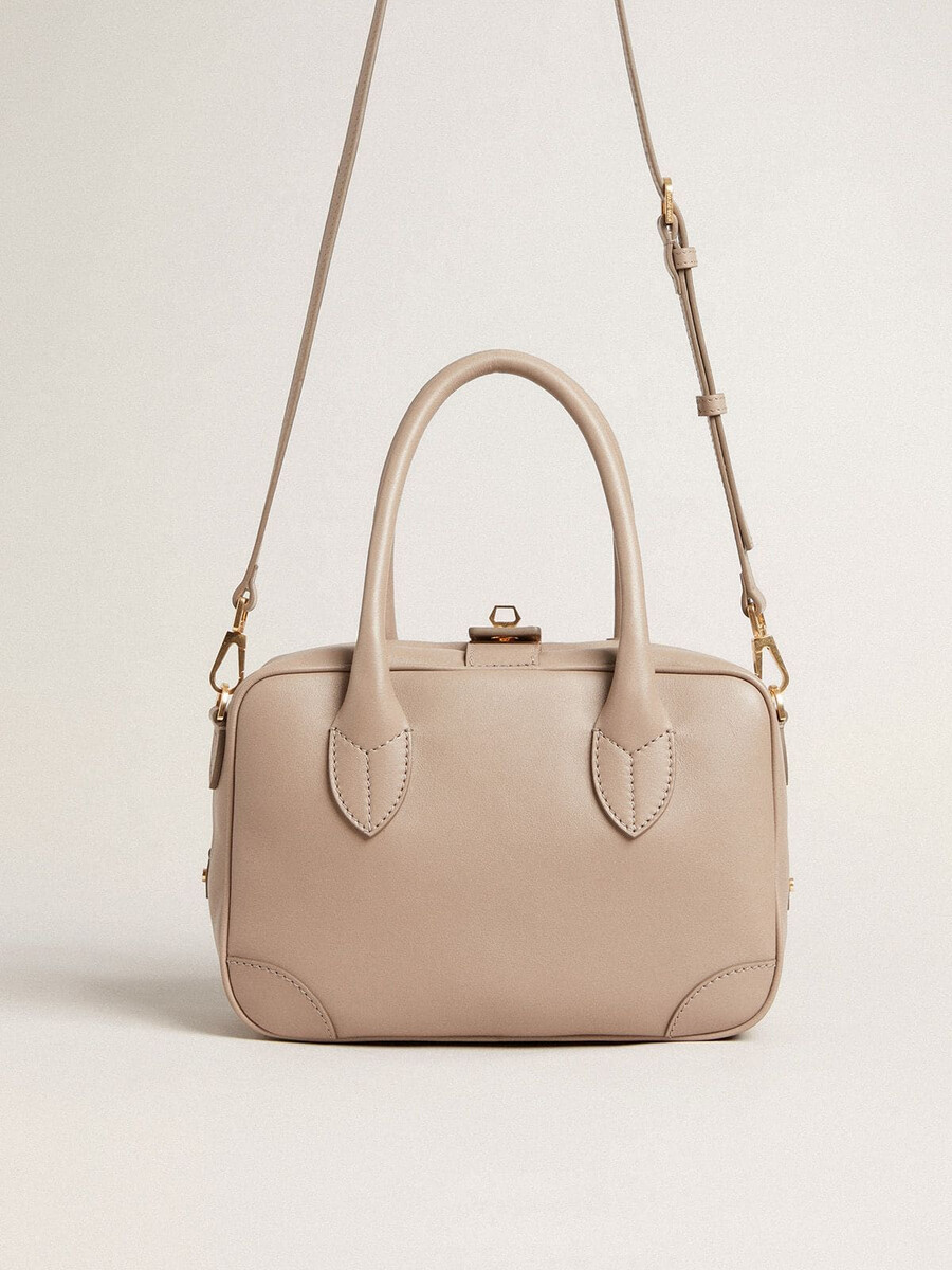 bolsa vita em couro taupe com detalhes dourados.