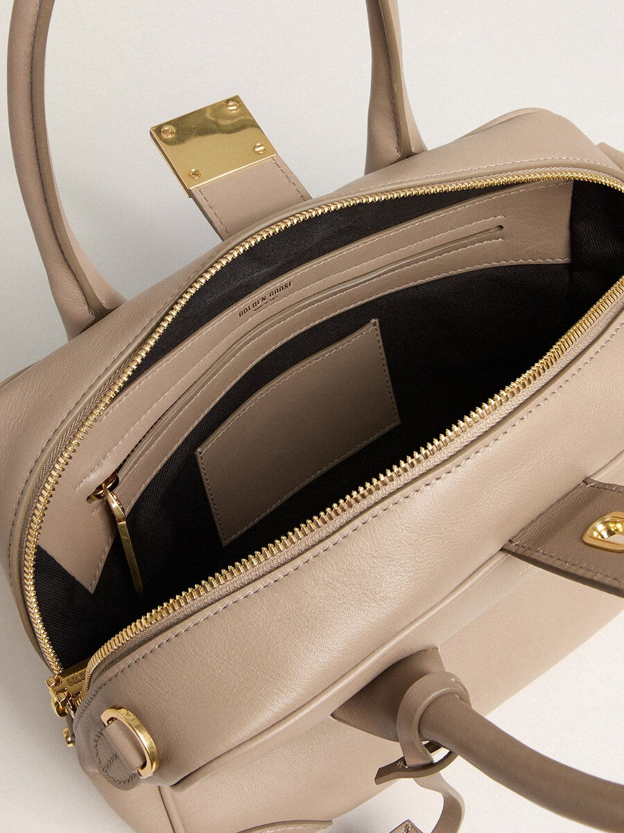 bolsa vita em couro taupe com detalhes dourados.