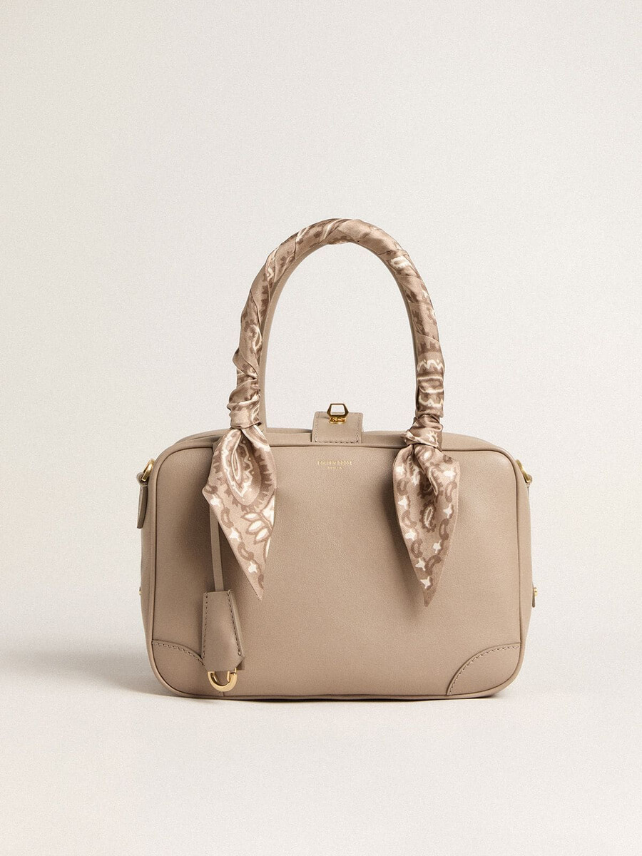 bolsa vita em couro taupe com detalhes dourados.