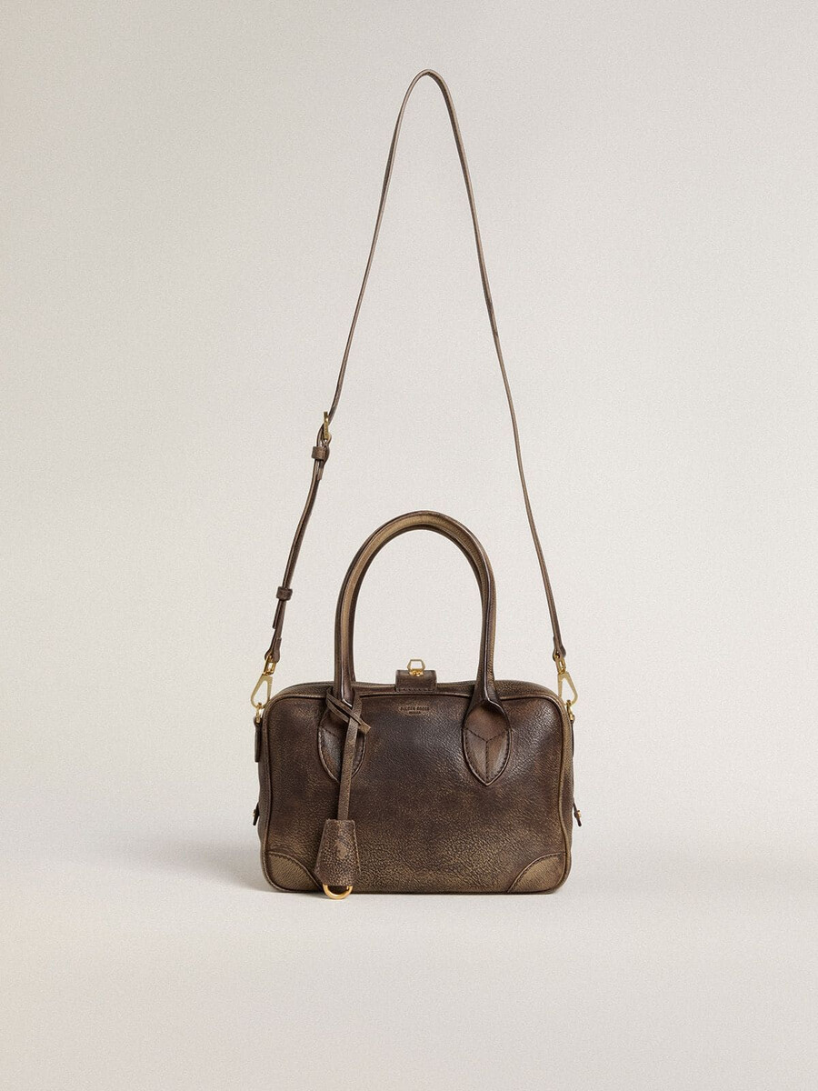 bolsa vita em couro vintage marrom com detalhes dourados.