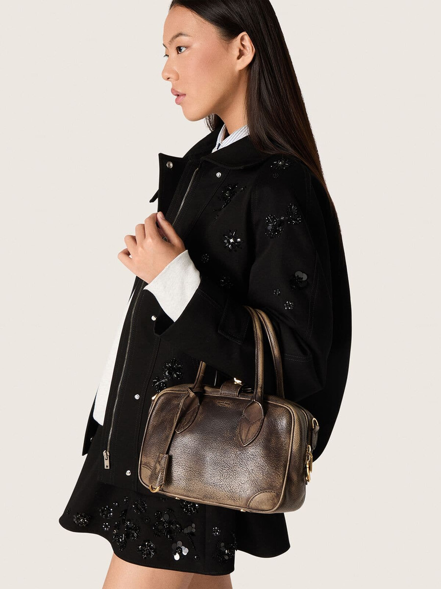 bolsa vita em couro vintage marrom com detalhes dourados.