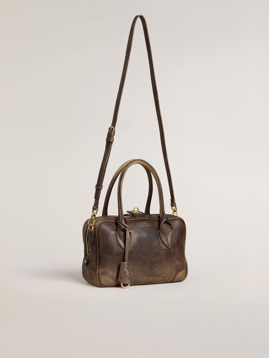 bolsa vita em couro vintage marrom com detalhes dourados.