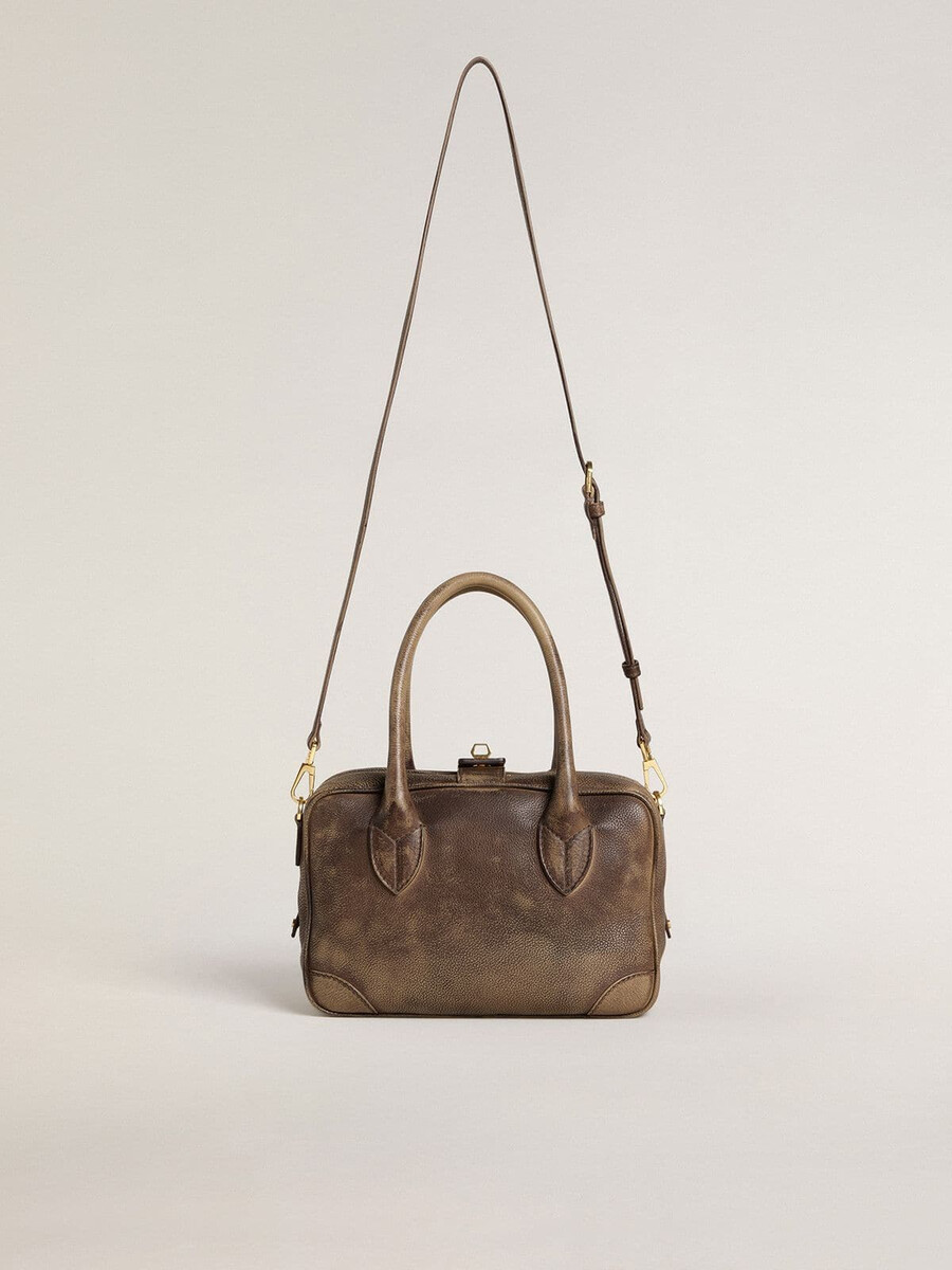 bolsa vita em couro vintage marrom com detalhes dourados.