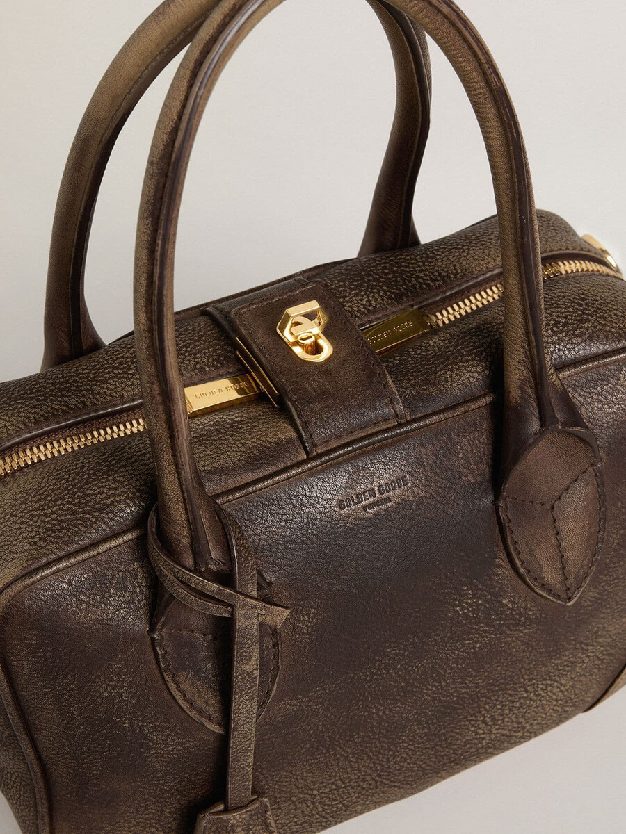 bolsa vita em couro vintage marrom com detalhes dourados.