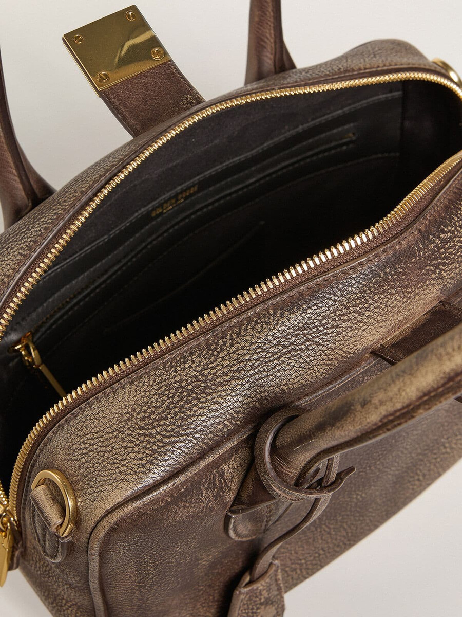 bolsa vita em couro vintage marrom com detalhes dourados.